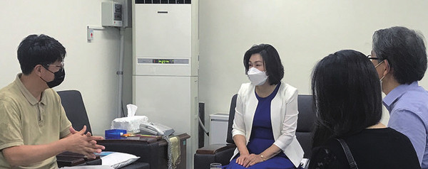 두꺼비마을신문 관계자들이 충청북도 의회에서 육미선 도의원과 이야기를 나누고 있다.