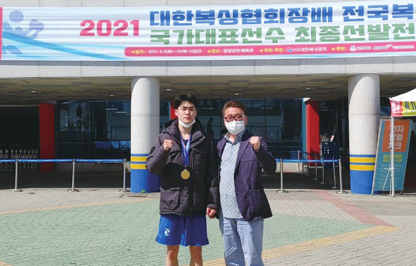 이수민 선수(좌측)가 아버지 이상훈씨(우측)와 포즈를 취하고 있다.