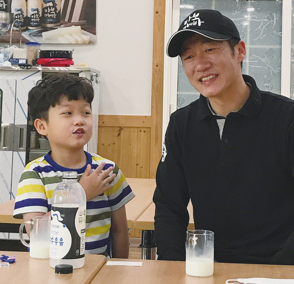 ‘바보아빠’ 안용대님(사진 오른쪽)과 둘째아들 형율(사진 왼쪽)이 우유를 마시면서 이야기를 나누고 있다.