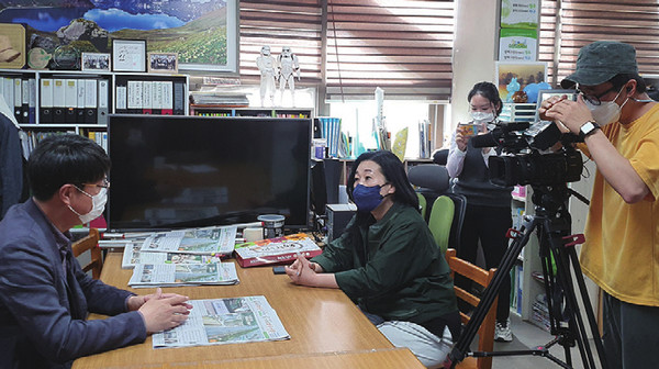 KBS뉴스7 구윤서 작가가 두꺼비마을신문 조현국 편집장과 인터뷰를 진행하고 있다. ⓒ이채원