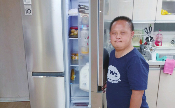 주민들이 십시일반 기증한 냉장고를 열어보이고 있는 야고보의 집 이용자 이윤재씨 ⓒ김지성