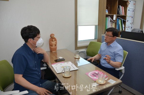 인터뷰를 하고 있는 박정희 원장(오른쪽) ⓒ피원기 명예기자