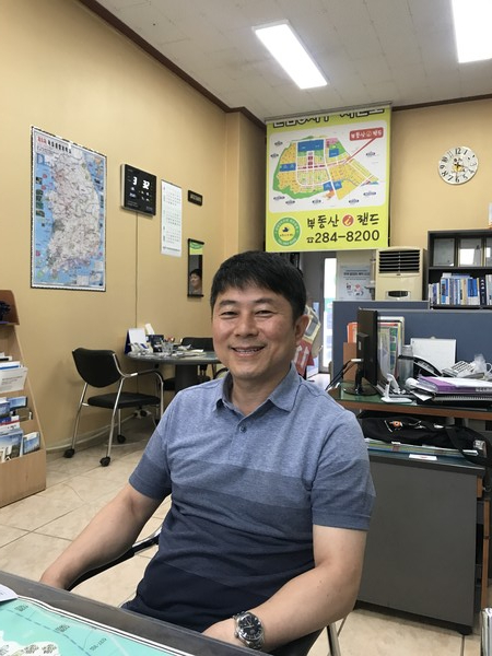 한국공인중개사협회 충북지부 청주시서원구지회(지회장 박한순)은 이웃과 더불어 잘 살고 싶어하는 따듯한 마음을 가지신 분이다.