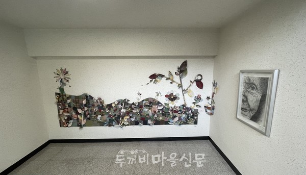 충청북도교육문화원 건물 계단에 있는 벽화와 작품 ©조현국