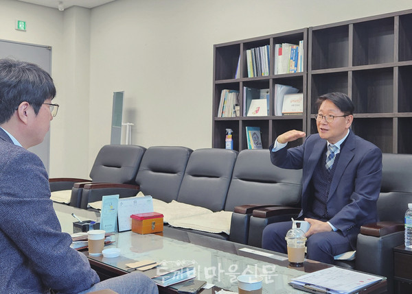 본지와 인터뷰하고 있는 청주서원노인복지관 유길준 관장(사진 오른쪽) ©김동수