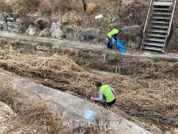 산남동 자연환경보전협의회 회원들이 산남천을 청소하고 있다